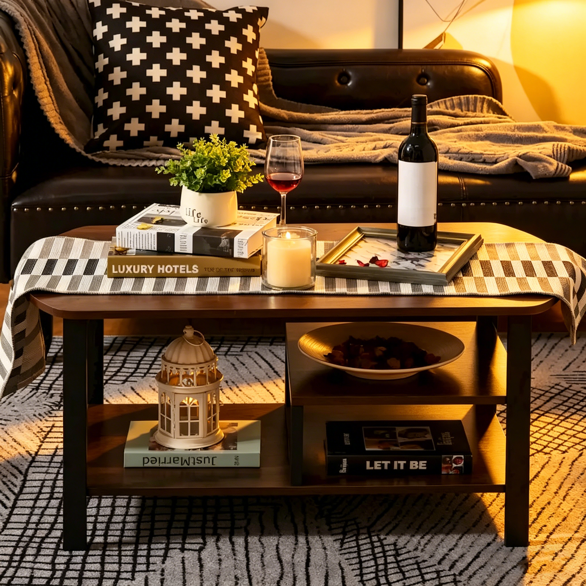 Table basse de style industriel rétro en bois foncé, avec rangement sous le plateau et coins arrondis.